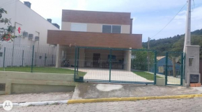 Casa c/ SPA e mesa de sinuca 240 m2